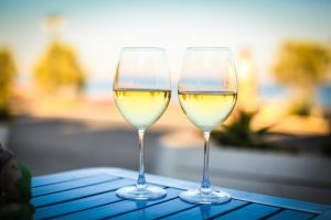 Snowbirds-white-wine-table-outdoors-768x512 Snowbirds-white-wine-table-outdoors-768x512